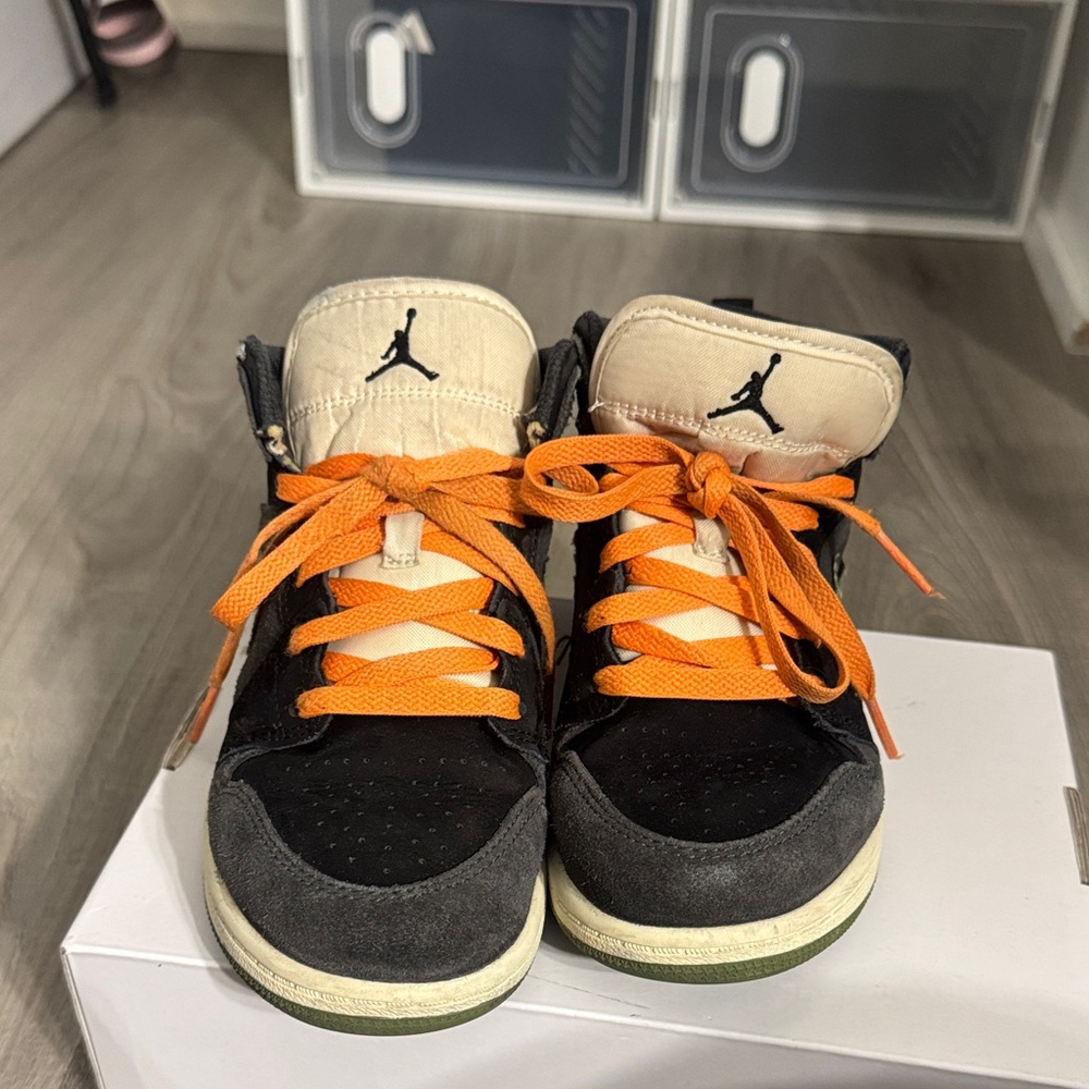 Jordan Air Jordan 1 Mid SE Craft "Anthracite/Light Olive". Youth size 1